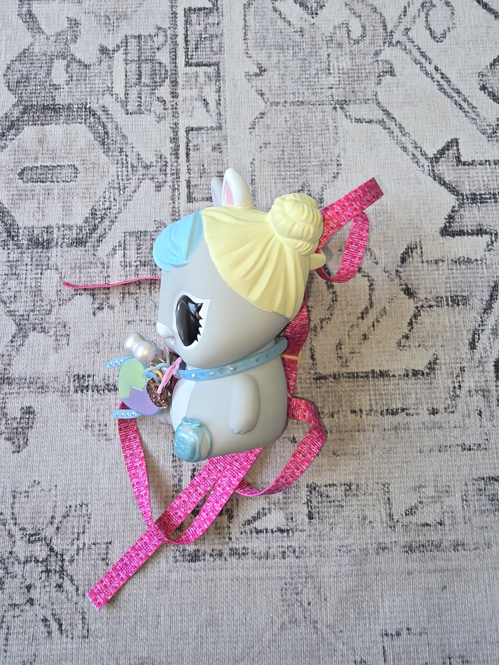 L.O.L. Surprise! Plush Pet Crossbody Bag in Gray, Blue, Pink, Yellow - Picture 3 of 8